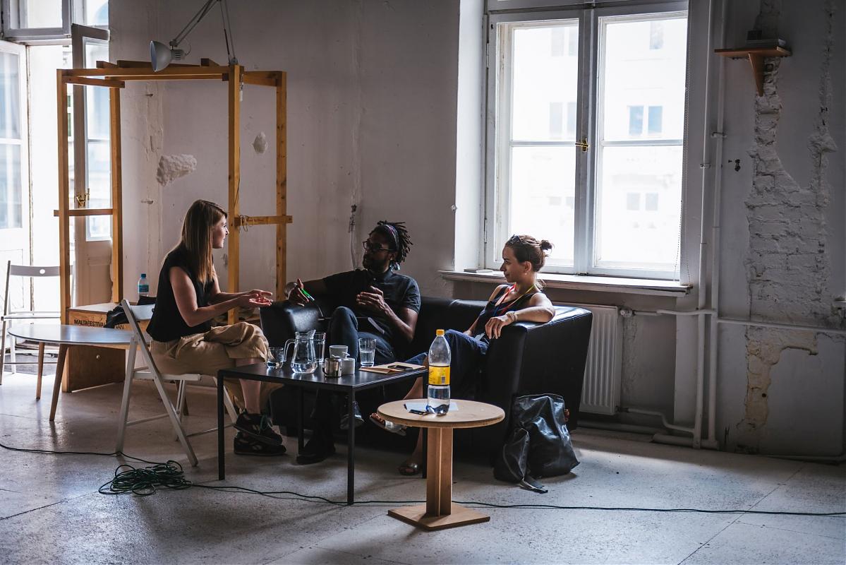 Joanna Pańczak (kuratorka Generatora Malta), Nástio Mosquito (kurator Idiomu 2019) oraz Kasia Tórz (programerka Malta Festival Poznań) podczas festiwalu Malta w 2018 roku / fot. Klaudyna Schubert