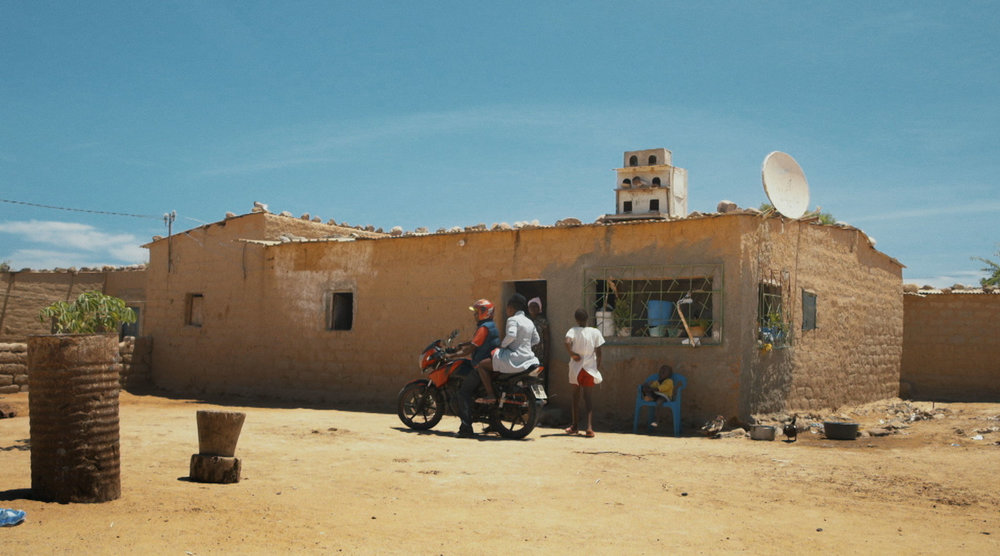 Kadr z filmu „Do outro lado do mundo”, reż. Sérgio Afonso